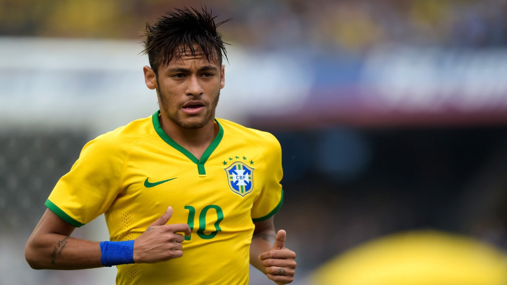 “速度与力量的完美融合，高新区全民健身馆壁球赛场上演极速反应”